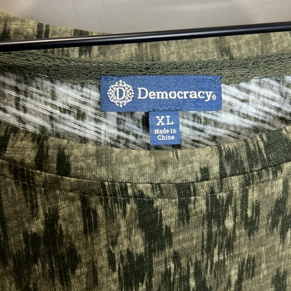 Democracy Blouse Top Shirt XL Green Leopard Cheetah Animal Print Soft Casual - Picture 3 of 11